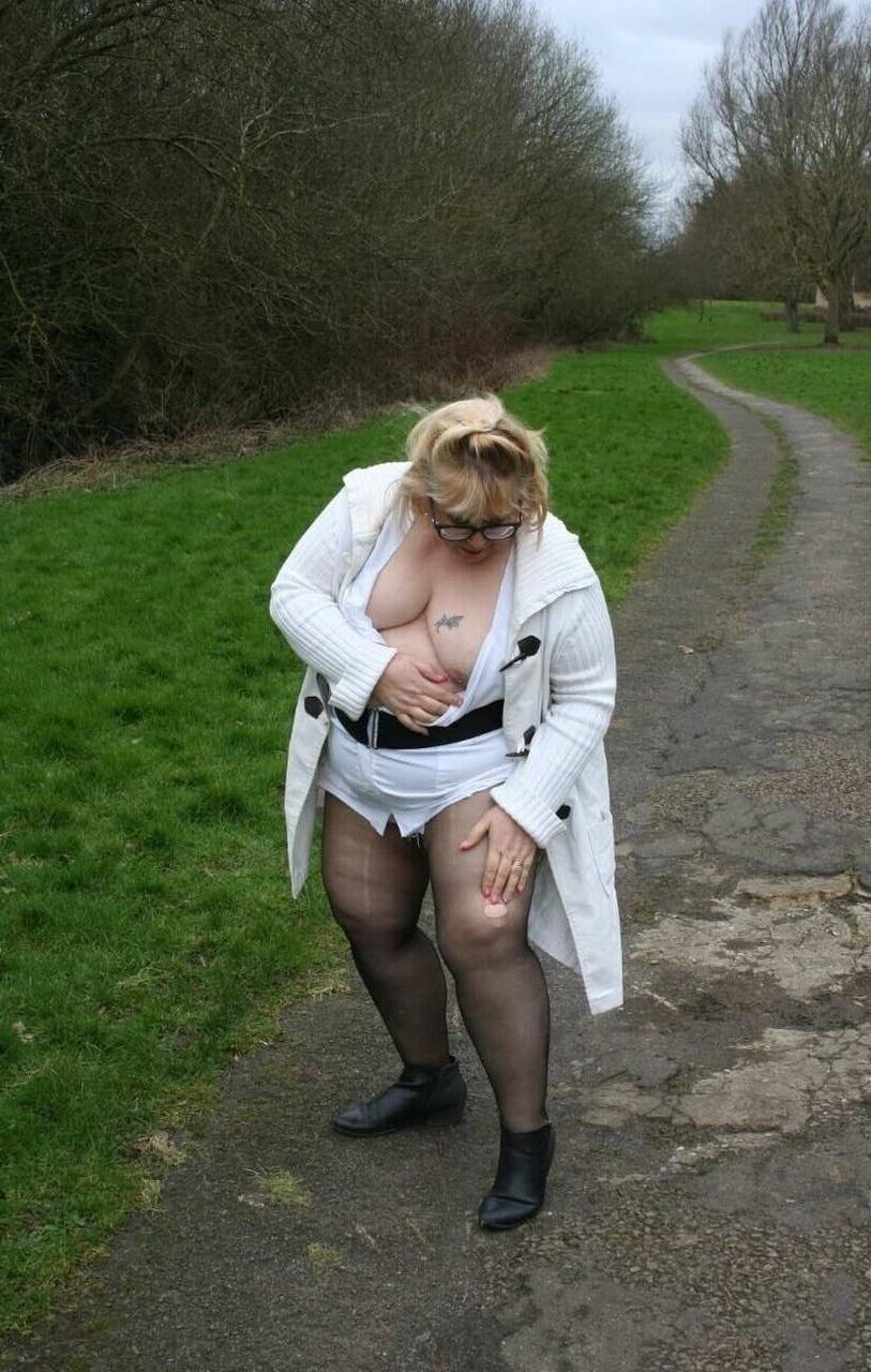 Une Splendide Vieille Grosse Truie Attend le Client