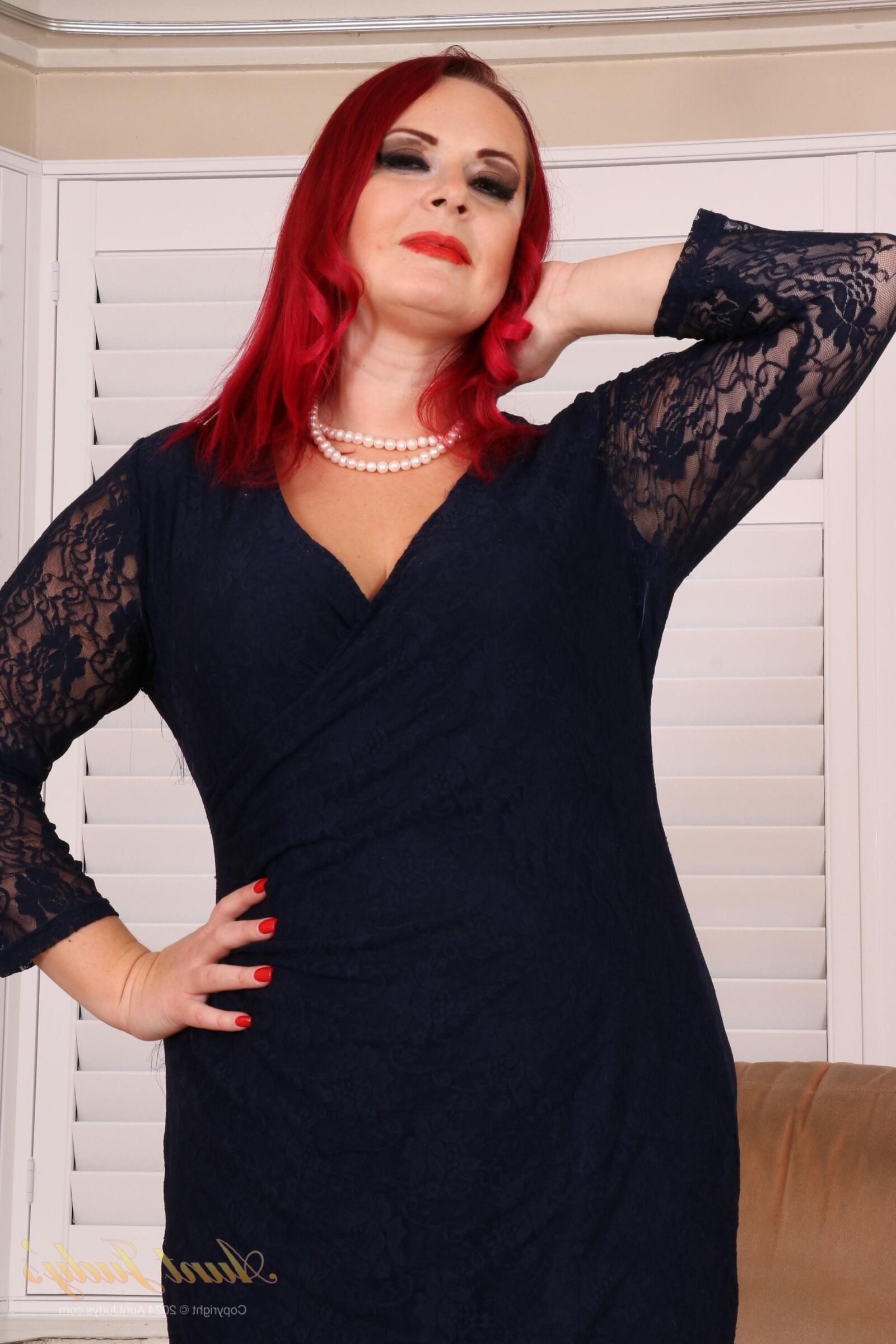 . Juliet Pretty mature plumper fingers herself