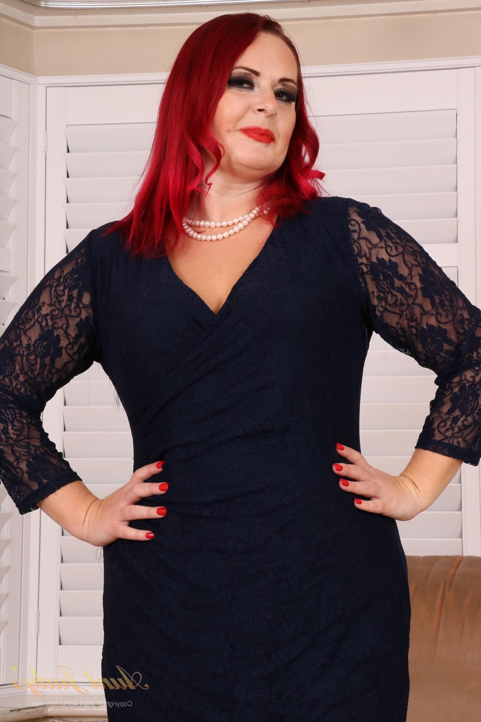 . Juliet Pretty mature plumper fingers herself