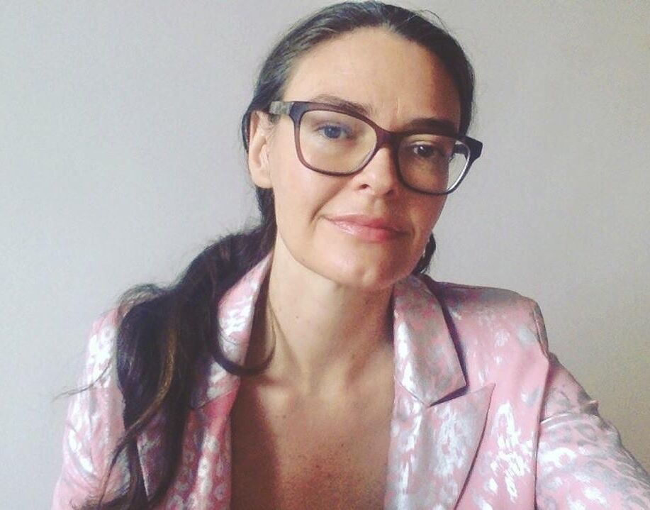 Nerdy chubby Yoga exhibitionist for comments and tributes