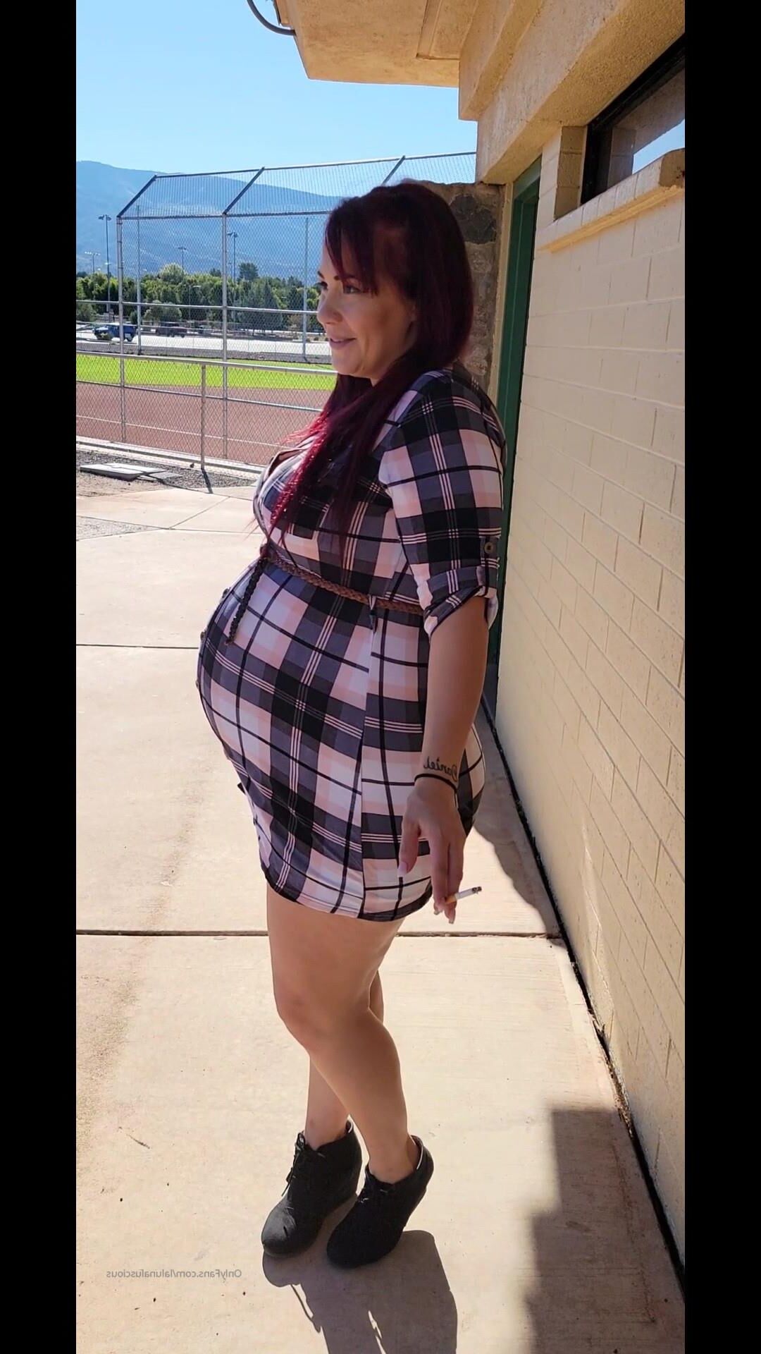 Pregnant Smoking .