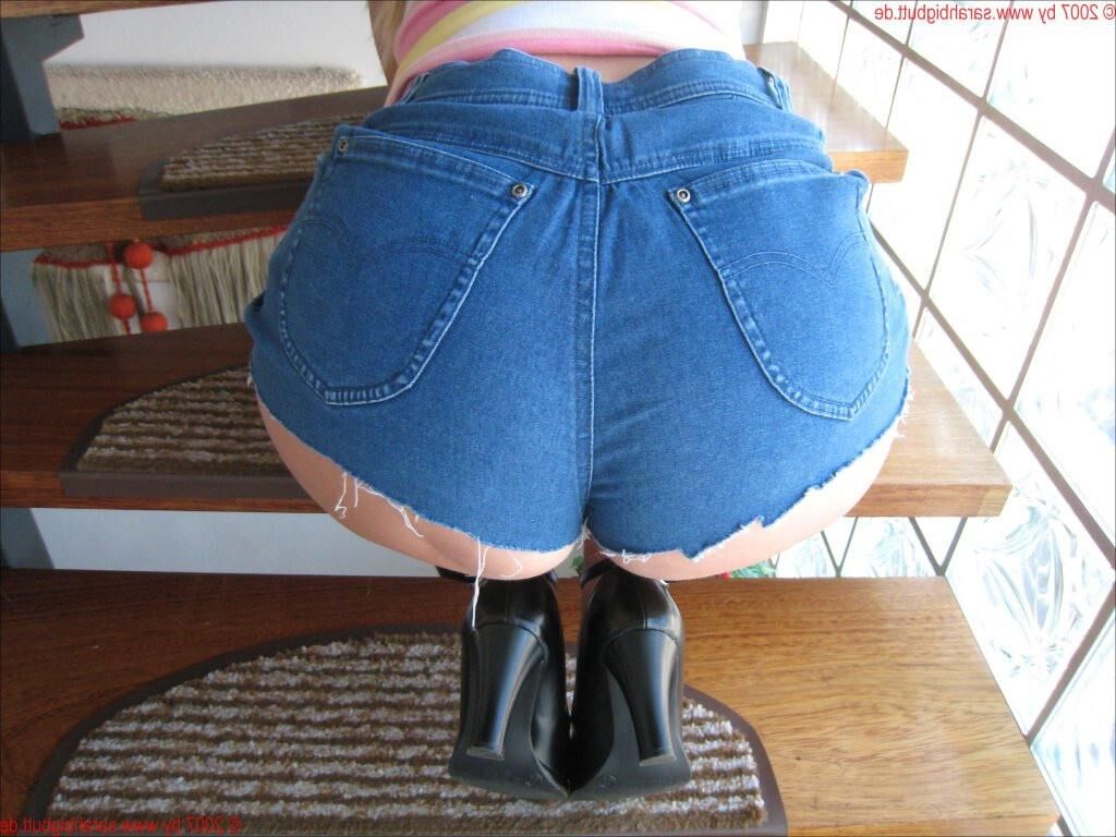 Sarah en pantalones cortos de mezclilla