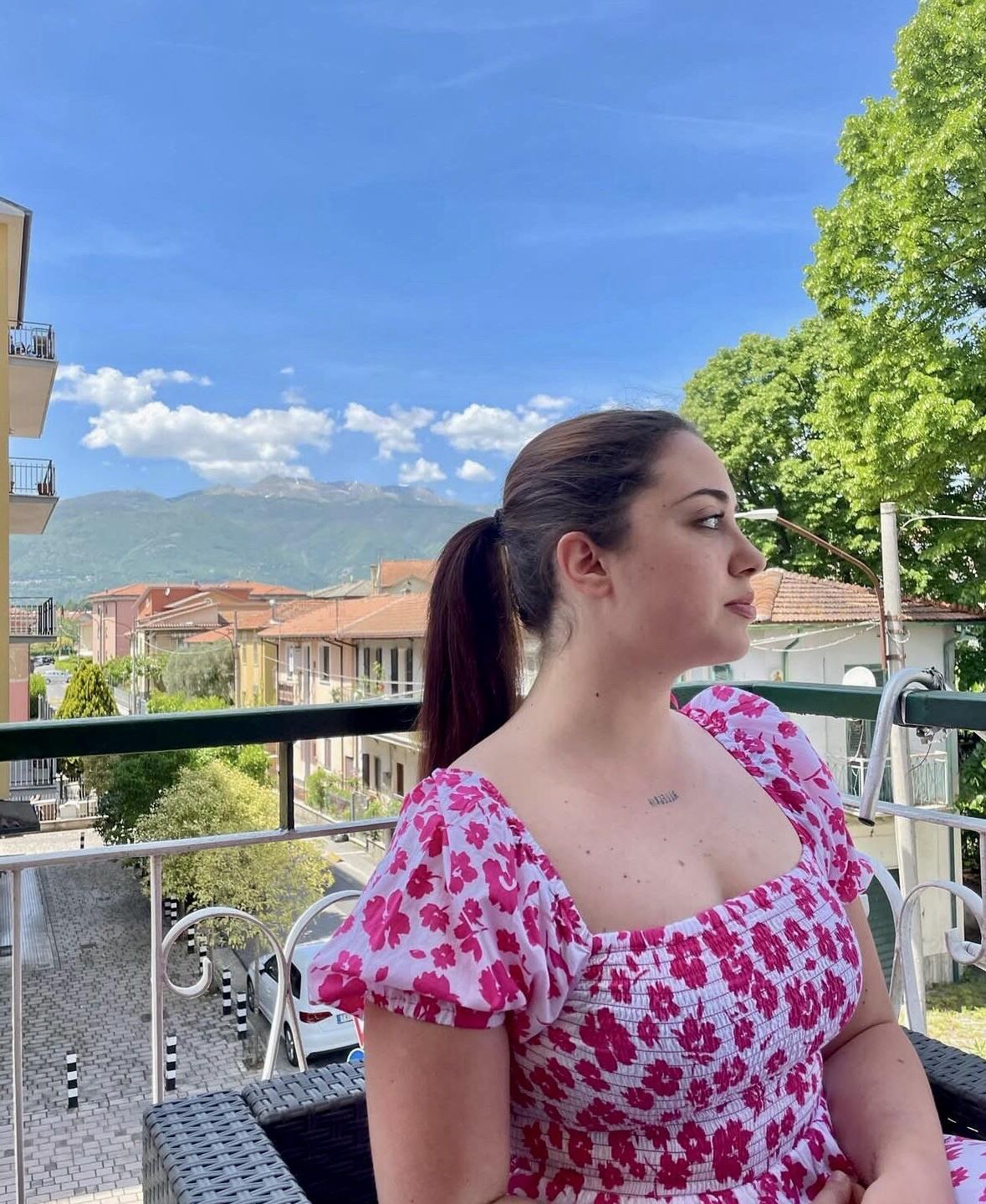 Elisabetta sehr sexy italienisches BBW Girl mit lockigem Haar und Big Bu