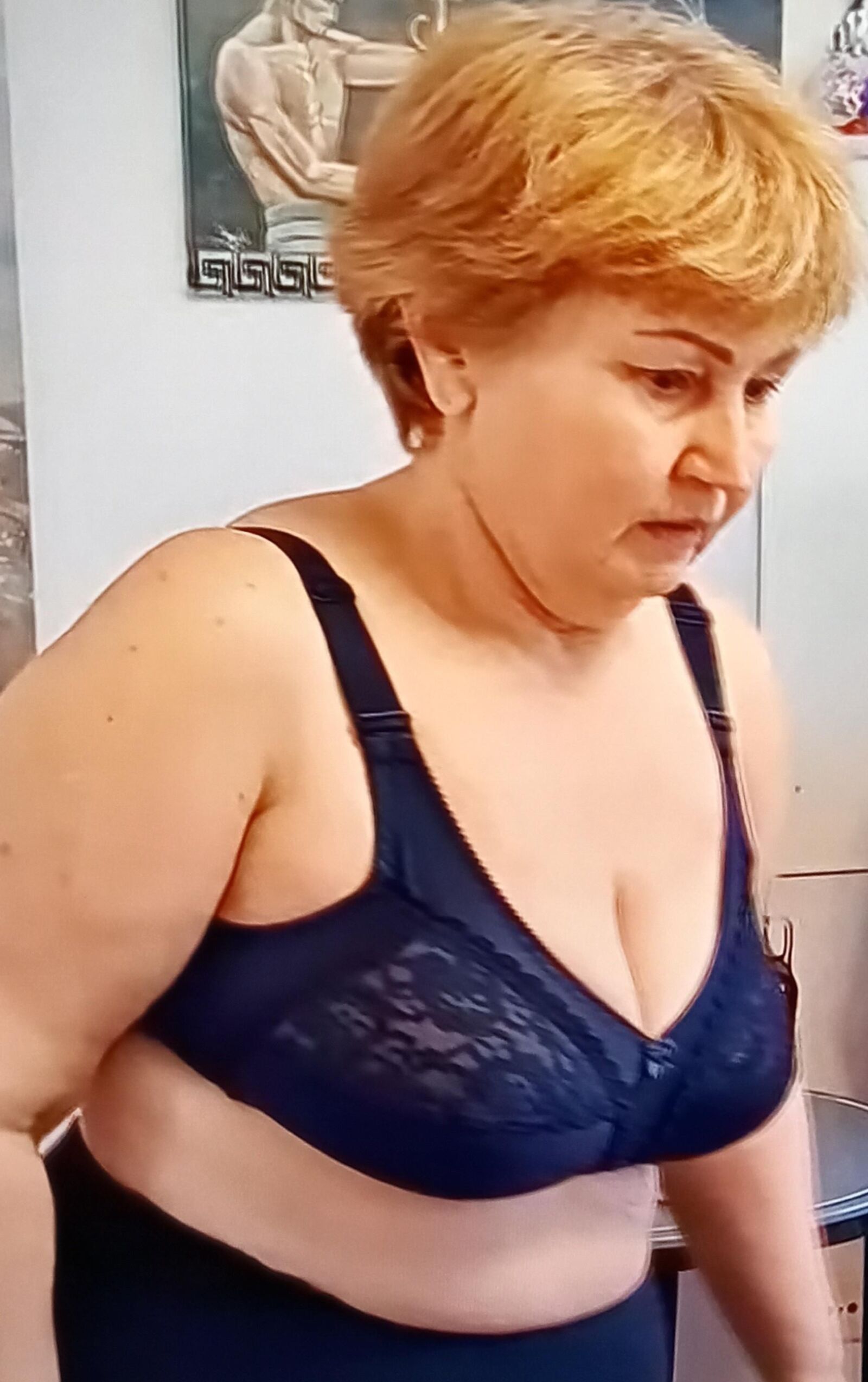 Grand mâle russe dans les soutiens-gorge lll