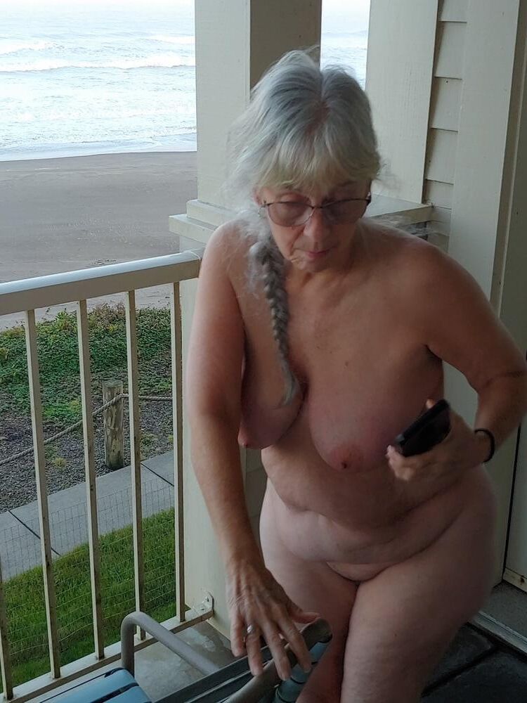 Debbie peluda com uma bunda grande