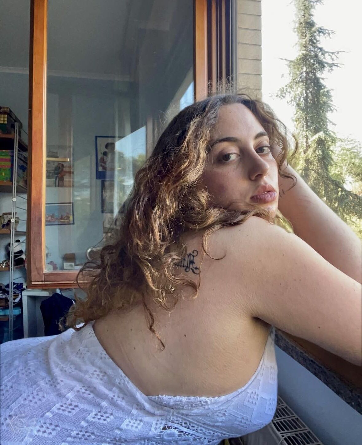 Elisabetta sehr sexy italienisches BBW Girl mit lockigem Haar und Big Bu
