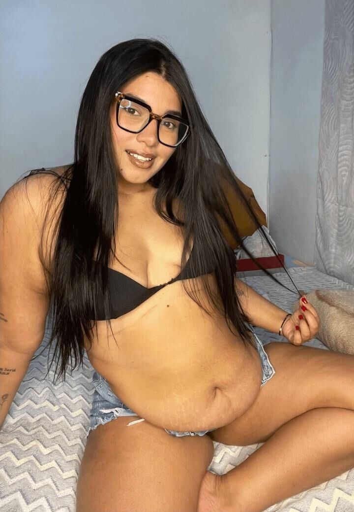 Jolie jeune fille flabby ventre sympa seins