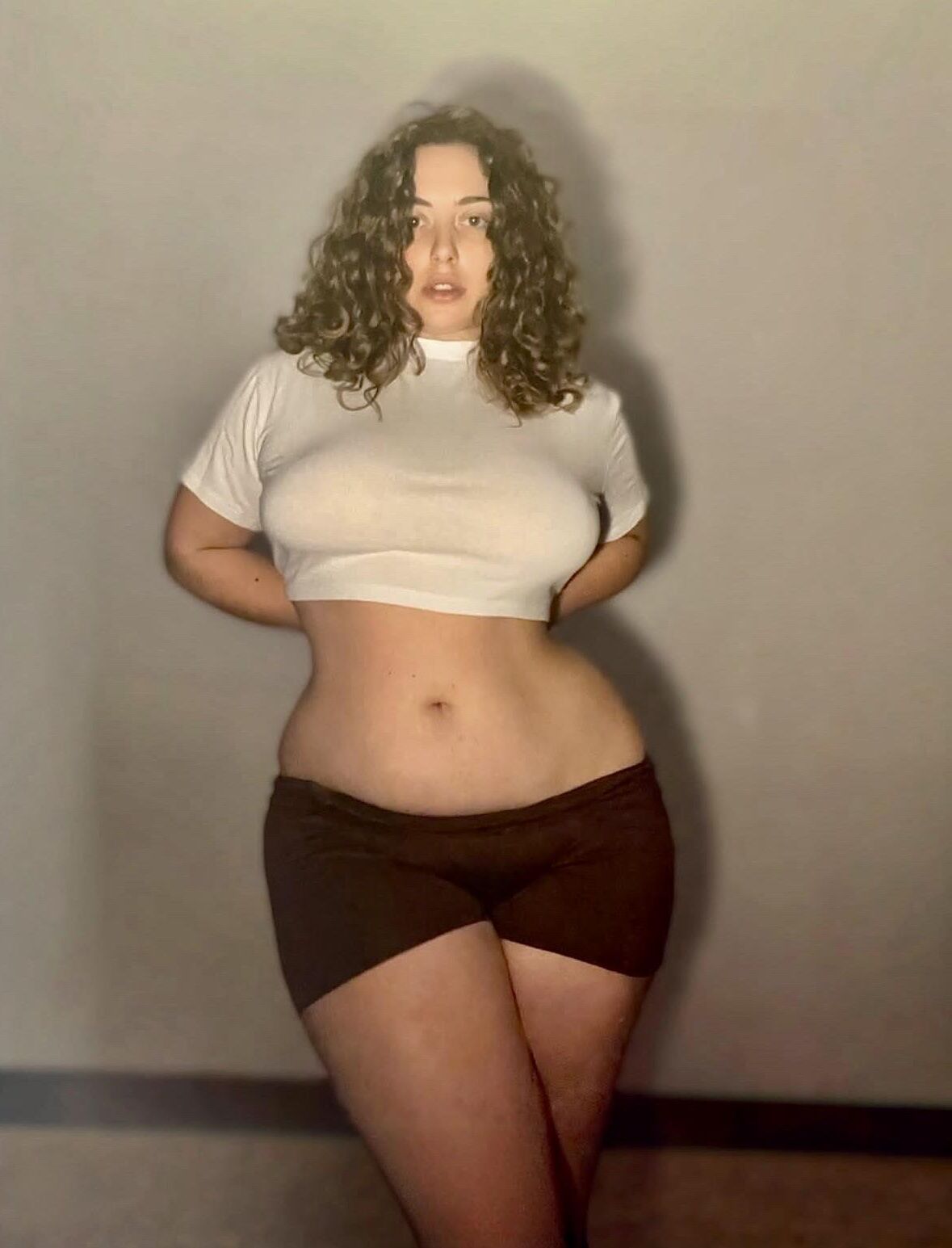 Elisabetta sehr sexy italienisches BBW Girl mit lockigem Haar und Big Bu