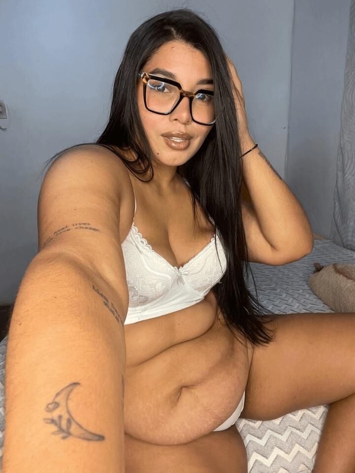 Jolie jeune fille flabby ventre sympa seins