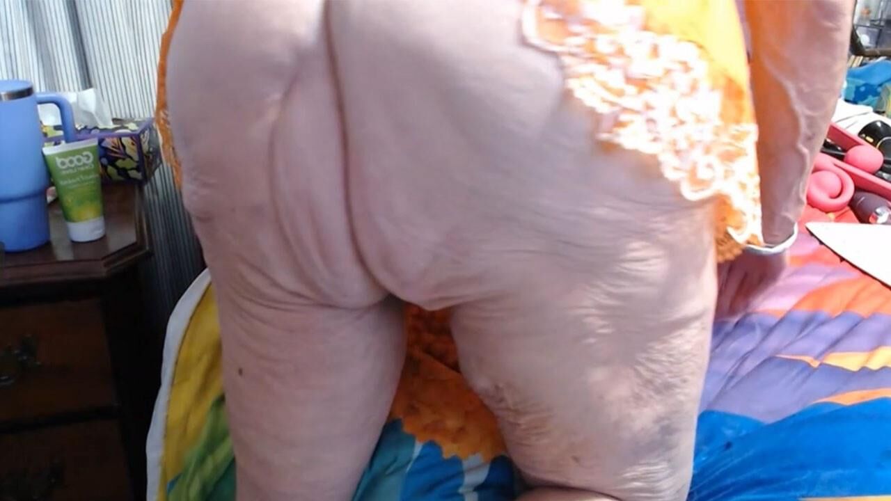 Sexy Oma zeigt ihren großen Kitzler