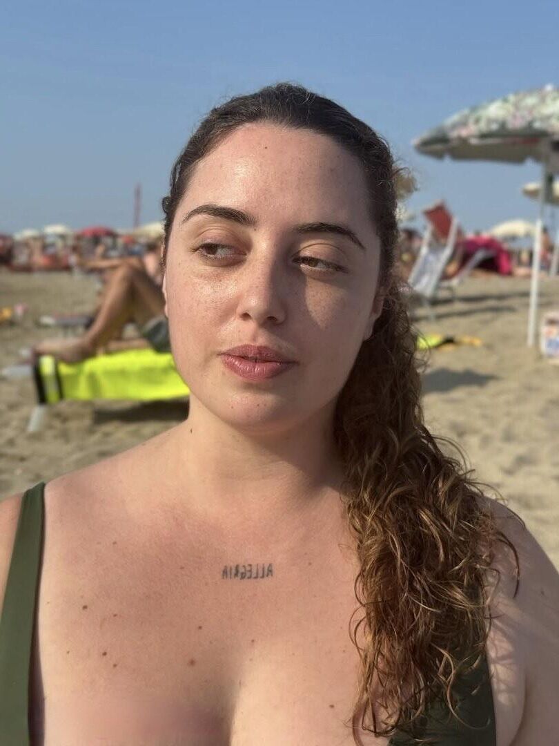 Elisabetta sehr sexy italienisches BBW Girl mit lockigem Haar und Big Bu