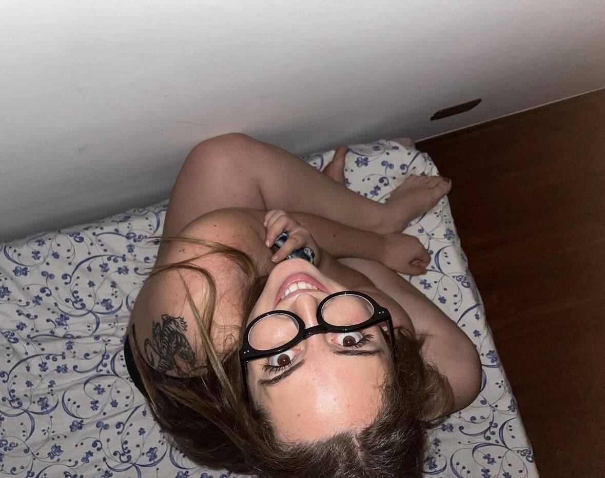 Elisabetta sehr sexy italienisches BBW Girl mit lockigem Haar und Big Bu