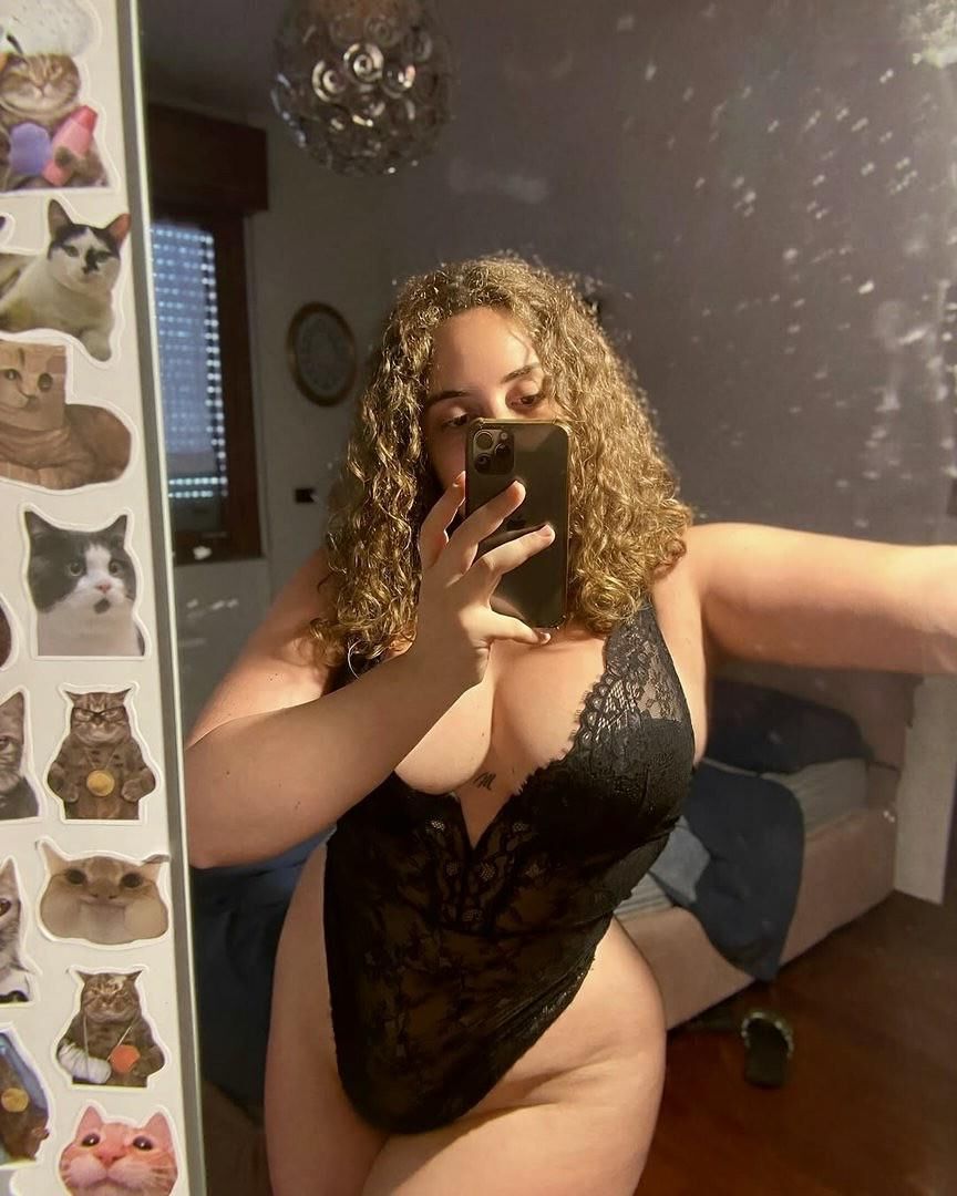 Elisabetta sehr sexy italienisches BBW Girl mit lockigem Haar und Big Bu