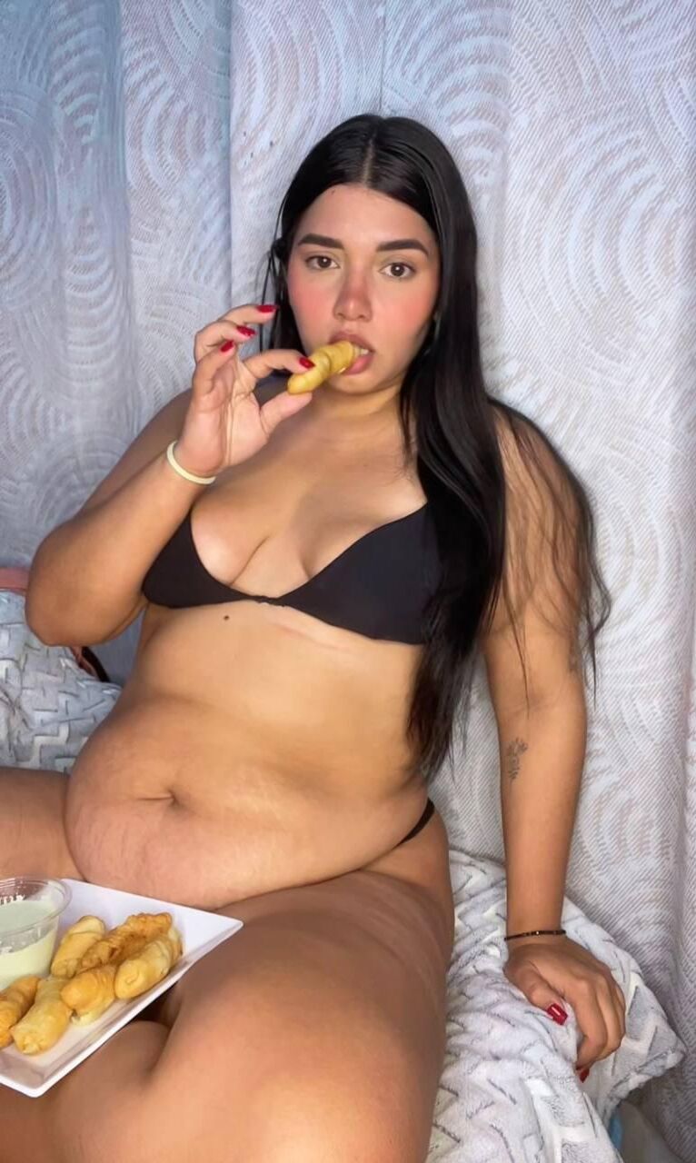 Jolie jeune fille flabby ventre sympa seins