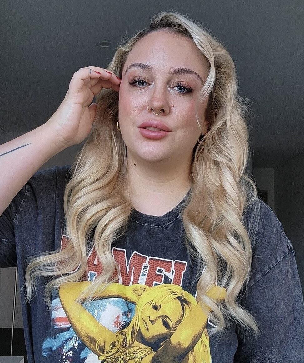 Alice énorme cul gros seins beauté blonde anal bbw milf coups chauds