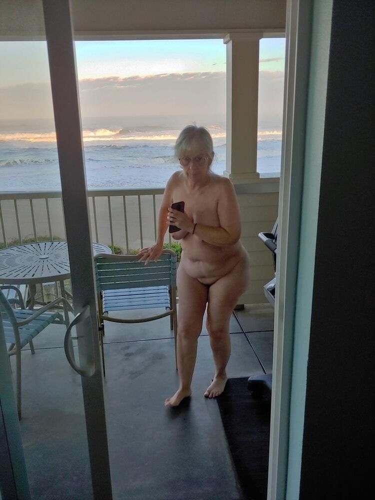 Debbie peluda com uma bunda grande