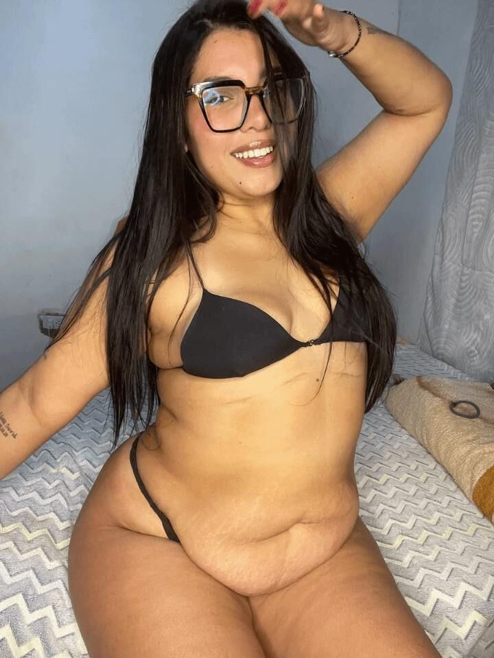 Jolie jeune fille flabby ventre sympa seins