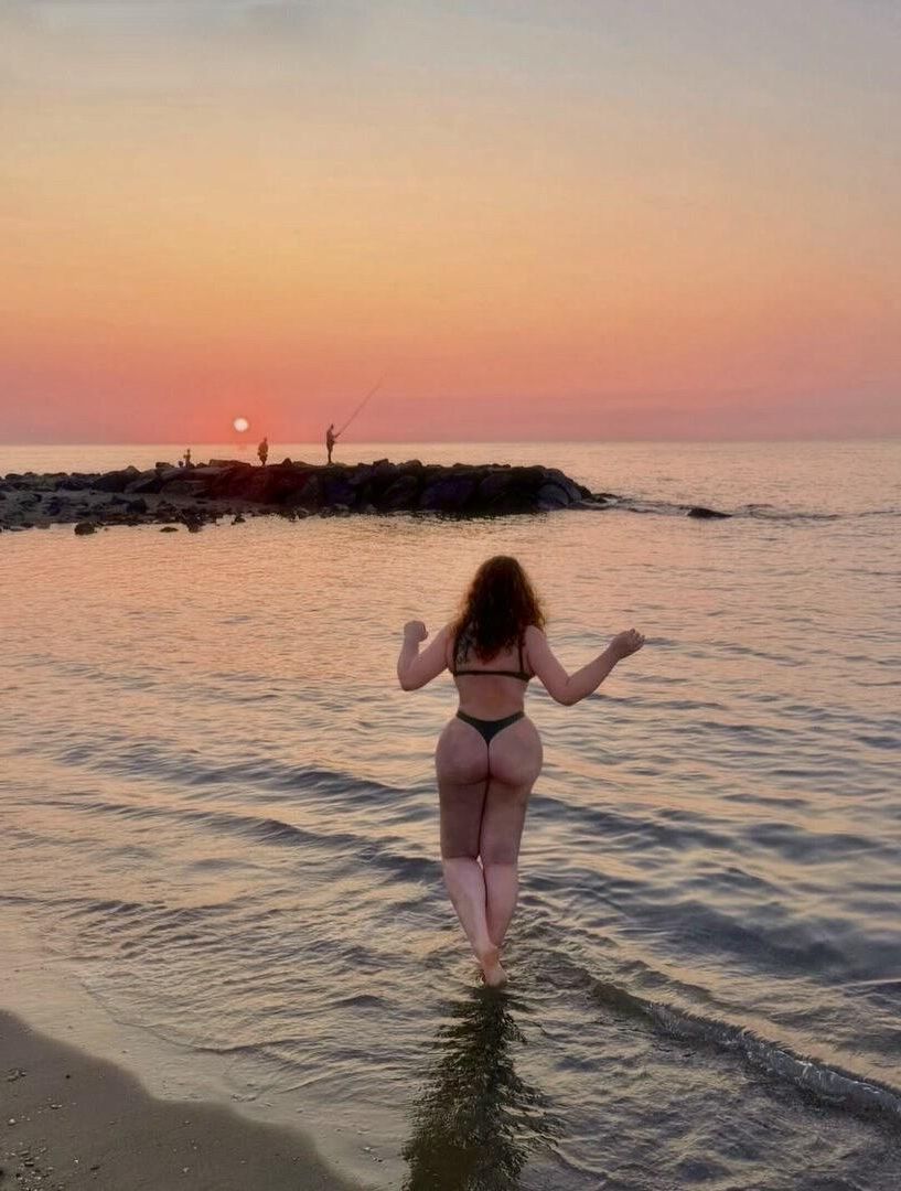 Elisabetta sehr sexy italienisches BBW Girl mit lockigem Haar und Big Bu