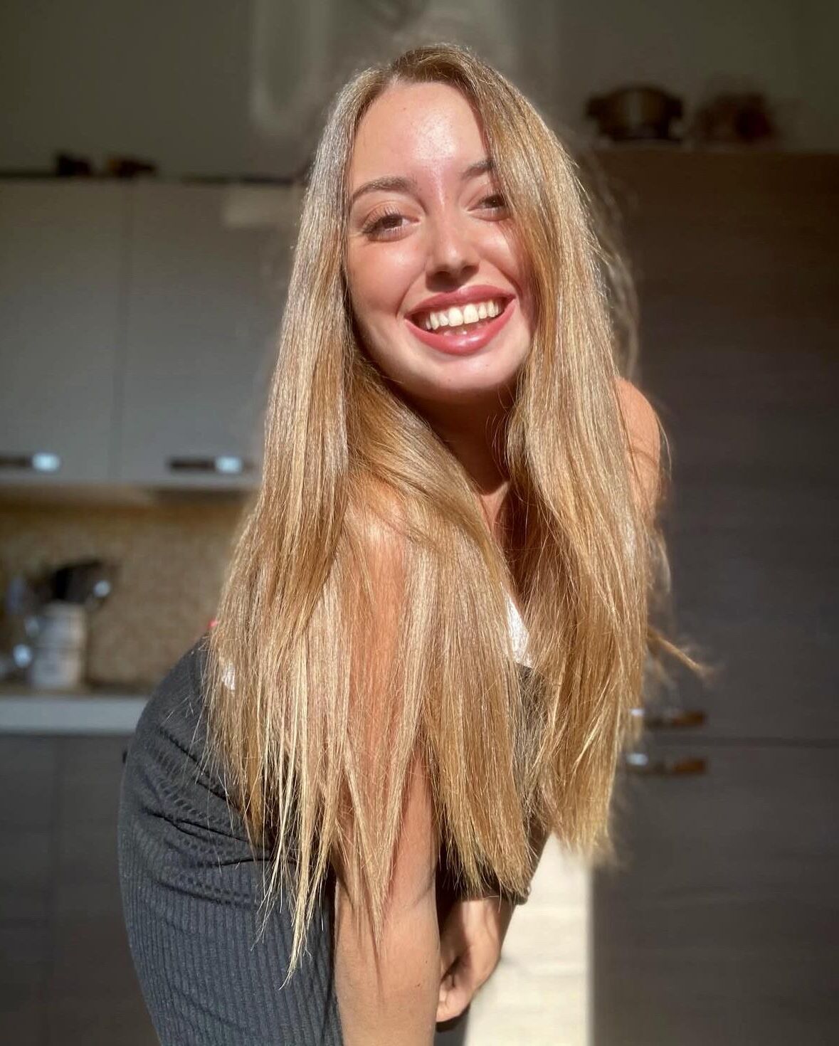 Elisabetta sehr sexy italienisches BBW Girl mit lockigem Haar und Big Bu