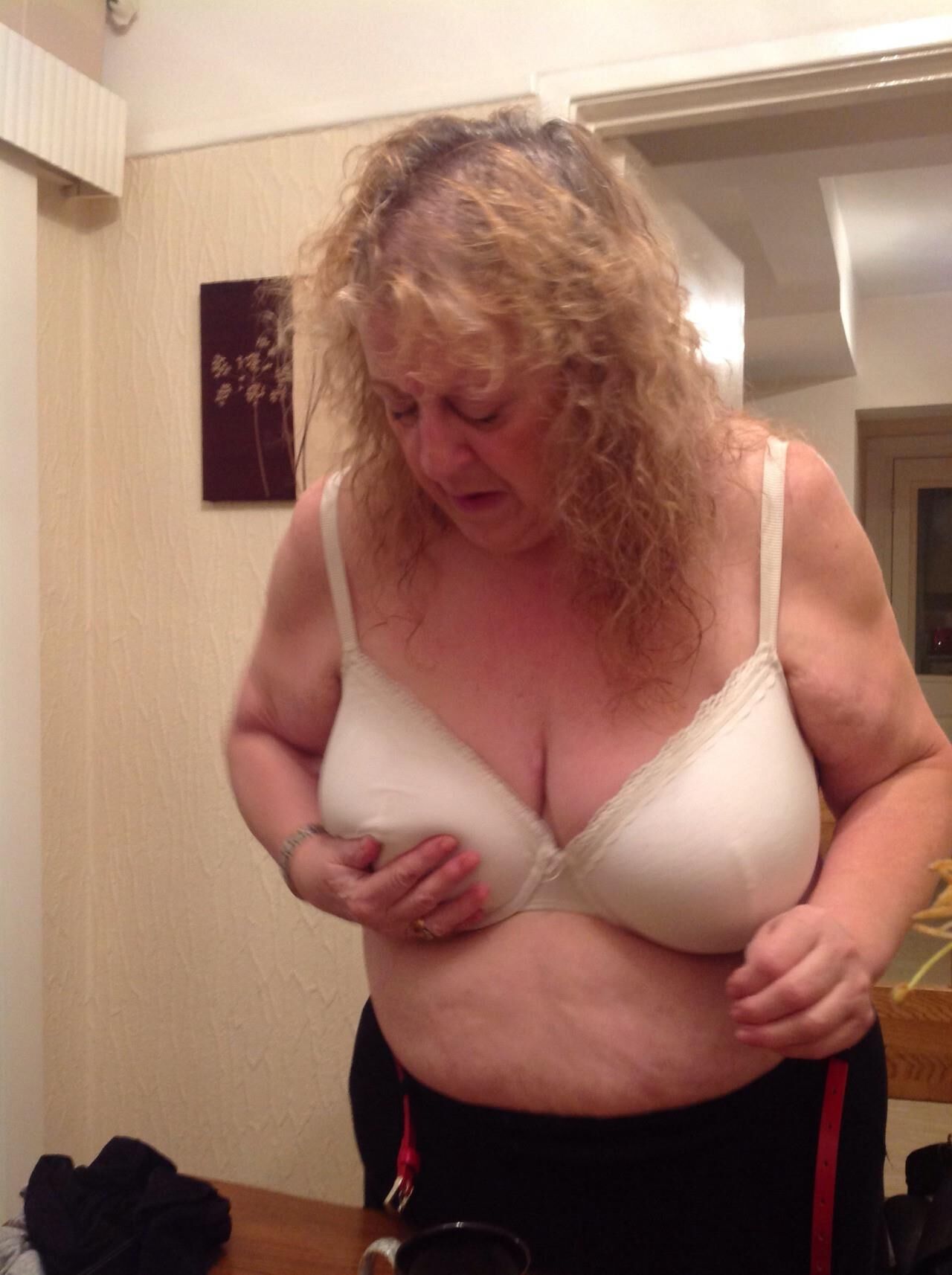 BBW Granny Heather com peitos grandes