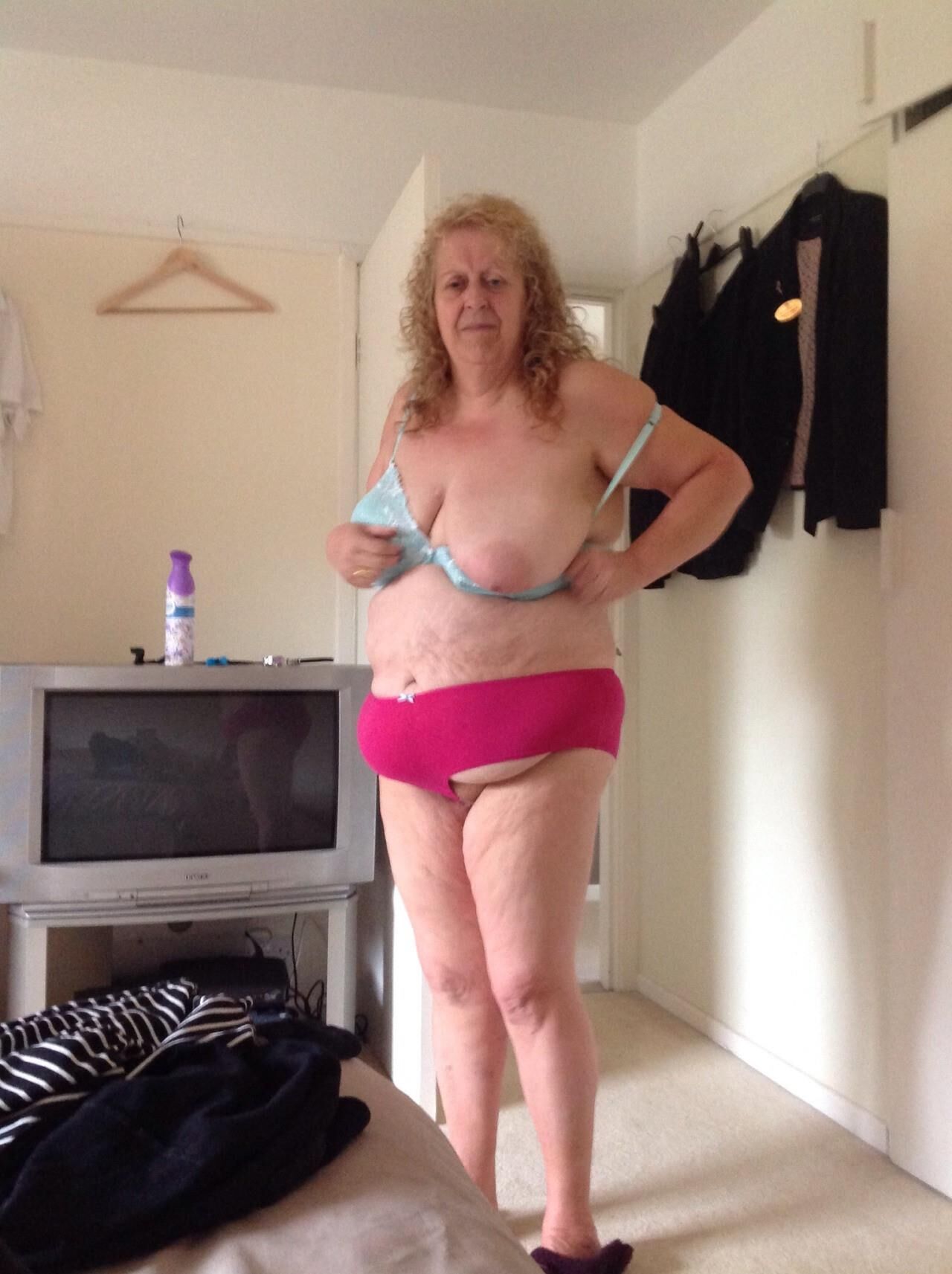 BBW Granny Heather com peitos grandes