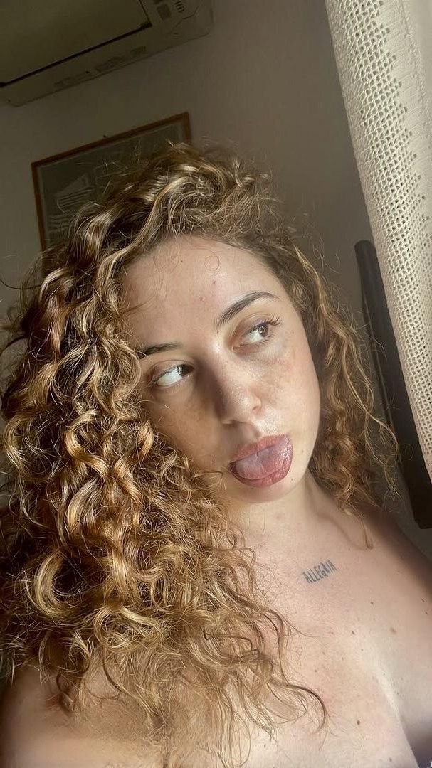 Elisabetta sehr sexy italienisches BBW Girl mit lockigem Haar und Big Bu