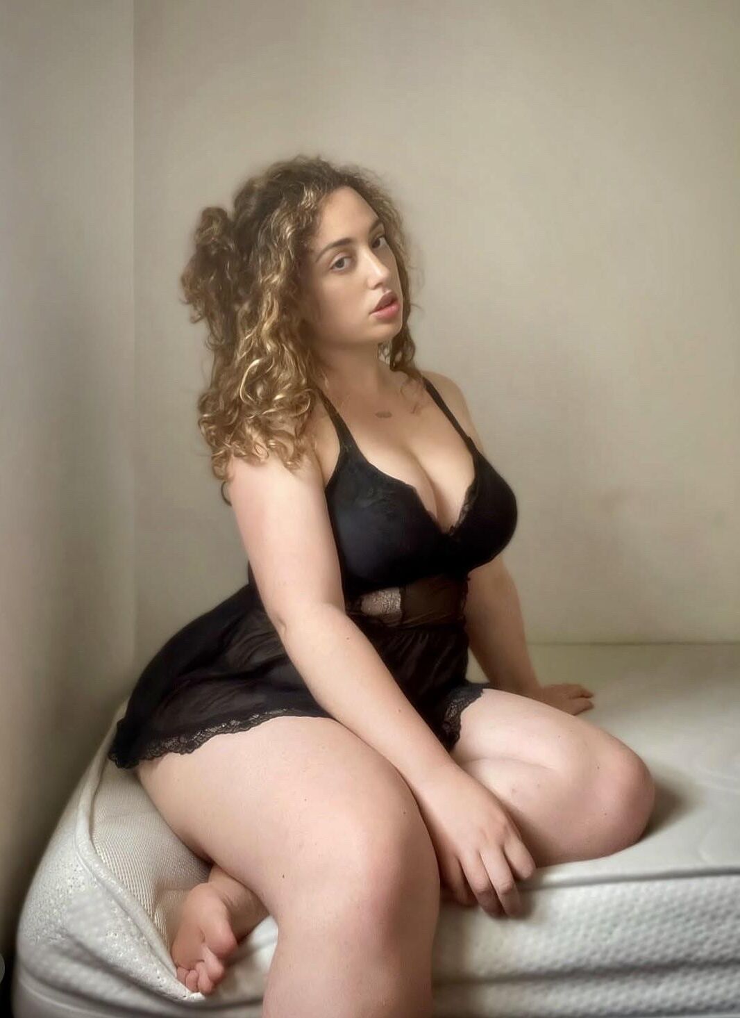 Elisabetta sehr sexy italienisches BBW Girl mit lockigem Haar und Big Bu