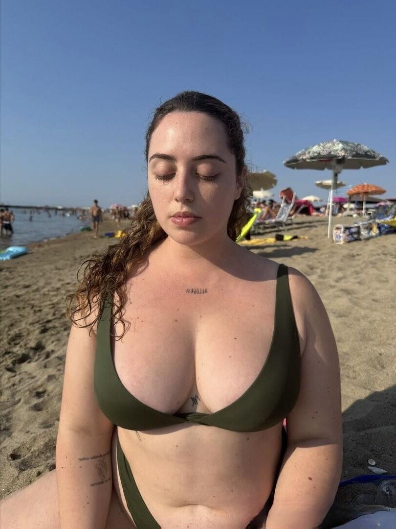 Elisabetta sehr sexy italienisches BBW Girl mit lockigem Haar und Big Bu